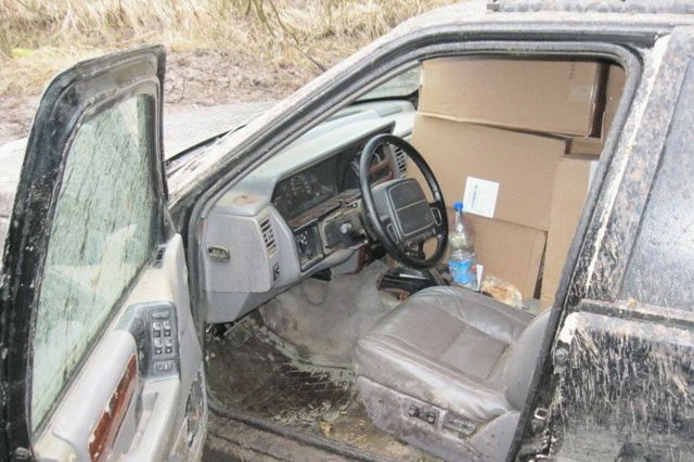 Пограничники задержали крупную партию сигарет в брошенном Jeep Grand Cherokee