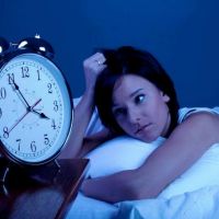 Медики из «Центра здорового сна» назвали 8 основных причин бессонницы.