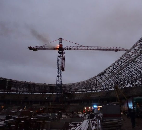 На стадионе «Динамо» зажегся башенный кран
