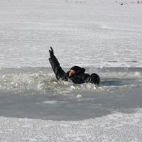 Три рыбака провалились под лед на Немане: один утонул