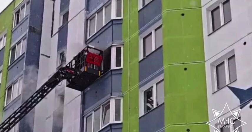 Сотрудники Пинского ГРОЧС спасли мать с ребенком из горящей квартиры на 7 этаже