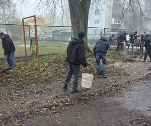 По инициативе Пинского РОВД неработающие и ранее судимые граждане вышли на уборку листьев