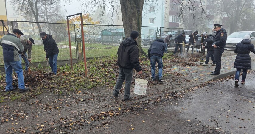 По инициативе Пинского РОВД неработающие и ранее судимые граждане вышли на уборку листьев