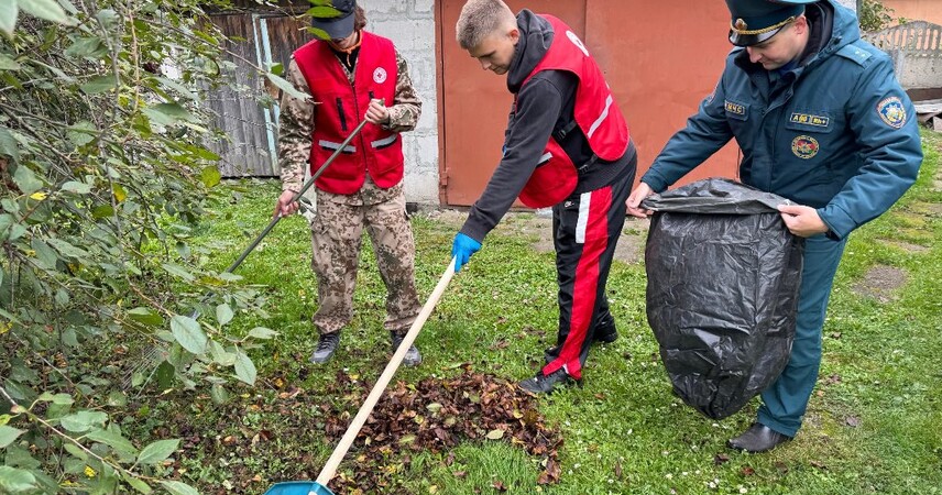 Не словом, а делом: в Пинске МЧС и волонтёры помогают одиноким пенсионерам