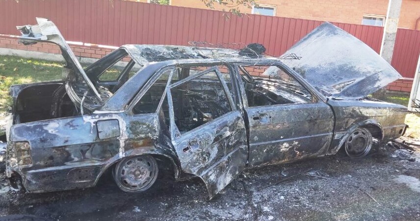 В Пинске на ул. 1-й Добрынской сгорел легковой автомобиль