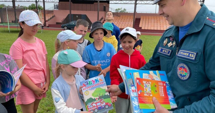 Сотрудники Пинского ГРОЧС провели занятие по безопасности для школьников Логишина
