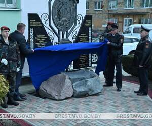 В Пинске открыт обновленный памятник милиционерам, погибшим на службе