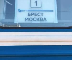 Поезд Москва-Брест столкнулся с микроавтобусом: рейс задержали