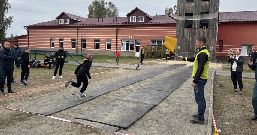 В Пинске прошли соревнования по пожарно-спасательному спорту среди школьников