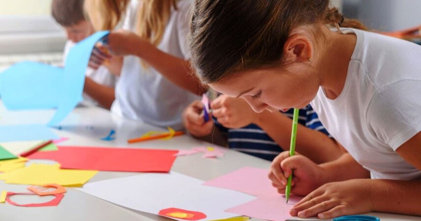 Продлёнка в школе: должны ли воспитатели помогать с уроками – ответ Минобразования