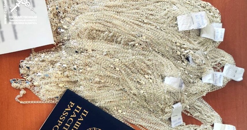 Почти 4 кг серебряных изделий пытались незаконно ввезти в Беларусь в обуви