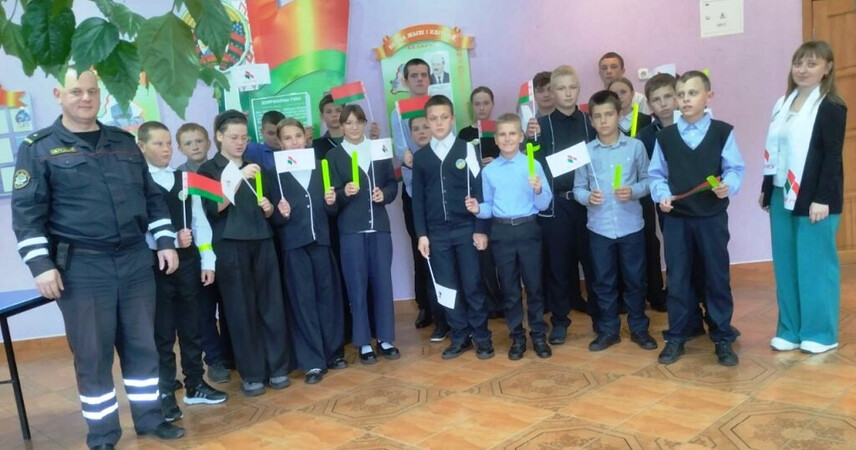 Яркий урок безопасности от ГАИ: в Ласицкой школе детям подарили световозвращатели