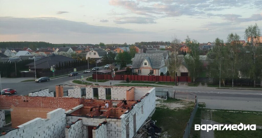 Опасные игры: дети лазают по незавершенному объекту на ул. Шапошника в Пинске