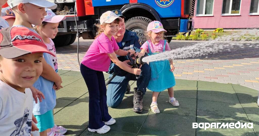 МЧС в детском саду №21 Пинска: дети примерили каску пожарного и узнали, как действовать при ЧС