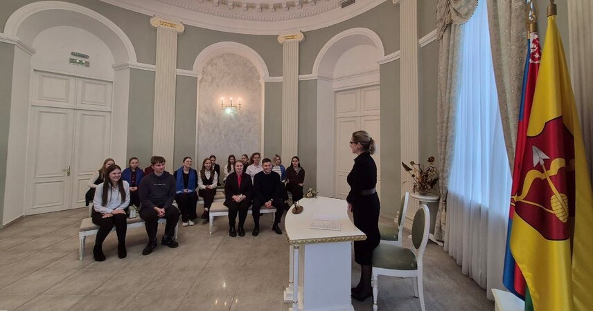 В Пинске Молодёжный совет посетил ЗАГС: обсуждали семьи, браки и демографию города