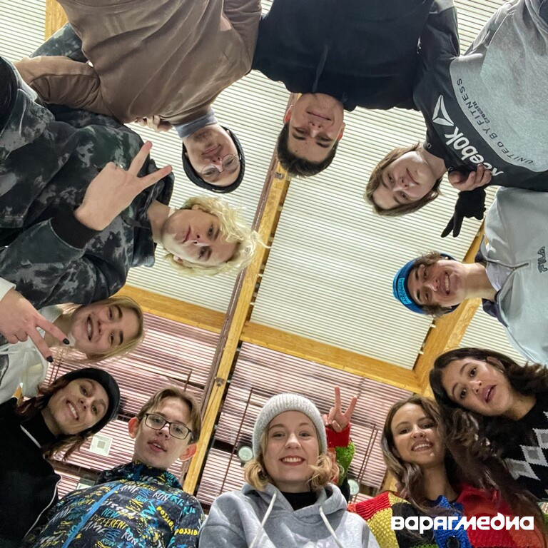 Подростки из PRO_IT на командном мероприятии