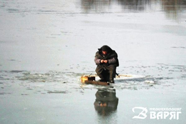 рыбак дрейфовал по реке на льдине