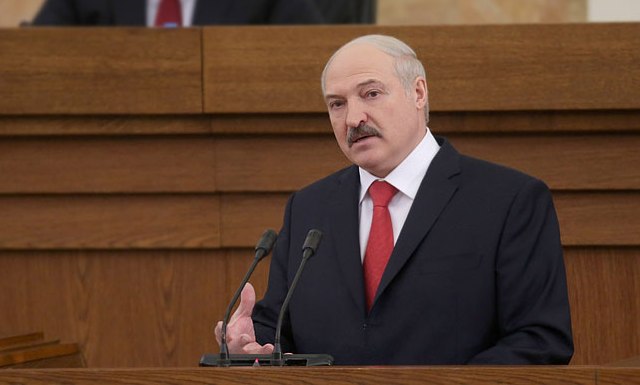 Лукашенко: экономике Беларуси придется ужаться во всем