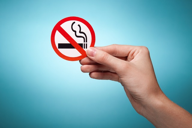 В Беларуси запретят курить на остановках, пляжах и в лифтах