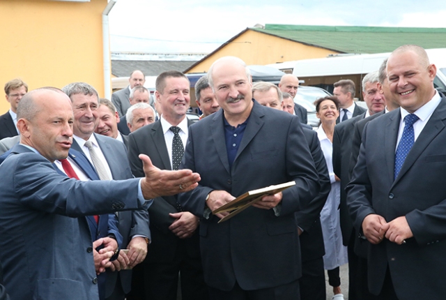 Лукашенко подарили корову