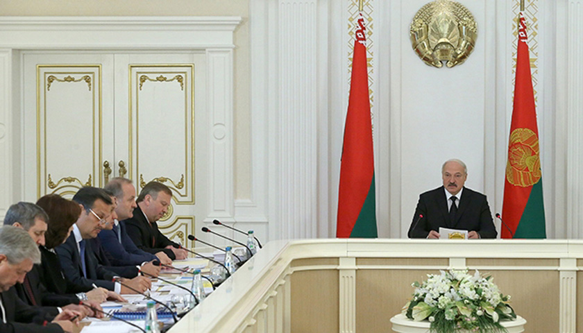 Президент Беларуси Александр Лукашенко заявил, что в экономике правительство «пассивно плывет по течению».