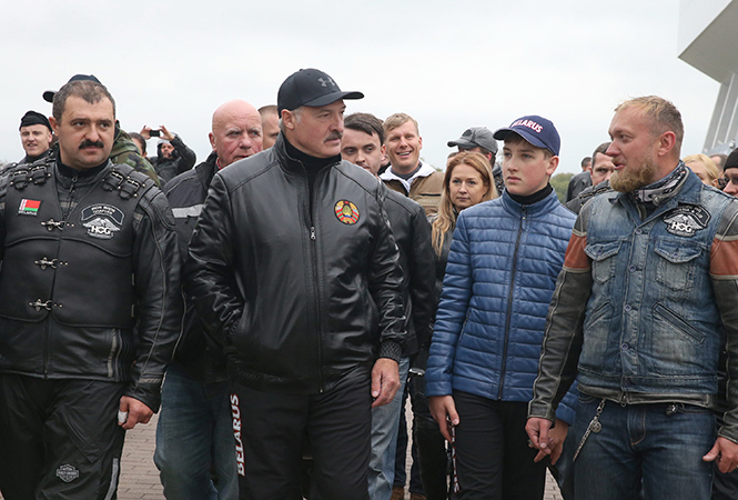 Лукашенко с сыном возглавили колонну байкеров в Минске