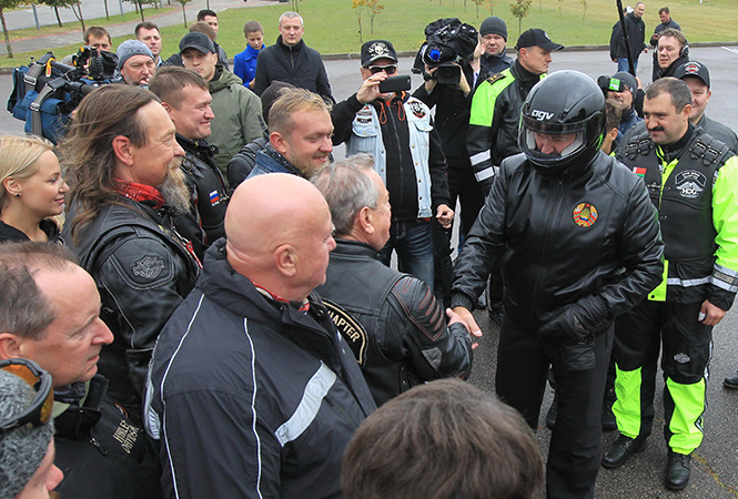 Лукашенко с сыном возглавили колонну байкеров в Минске