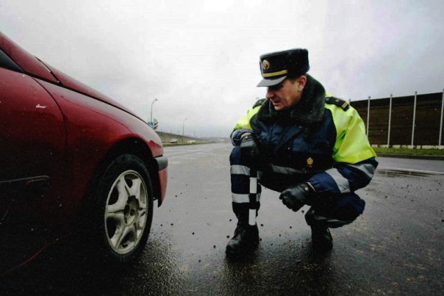 ГАИ начнет штрафовать водителей за летнюю резину с 1 декабря