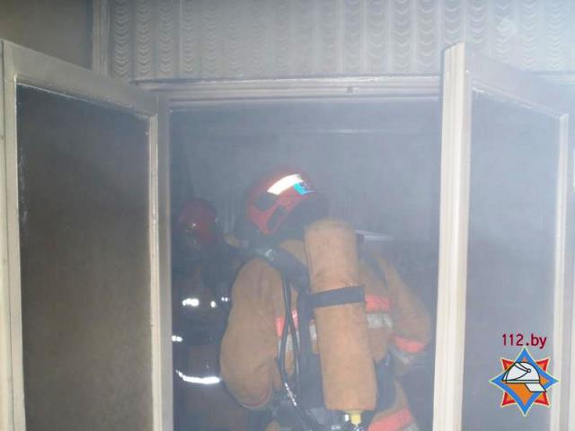Работники МЧС спасли мужчину на пожаре в Пинске