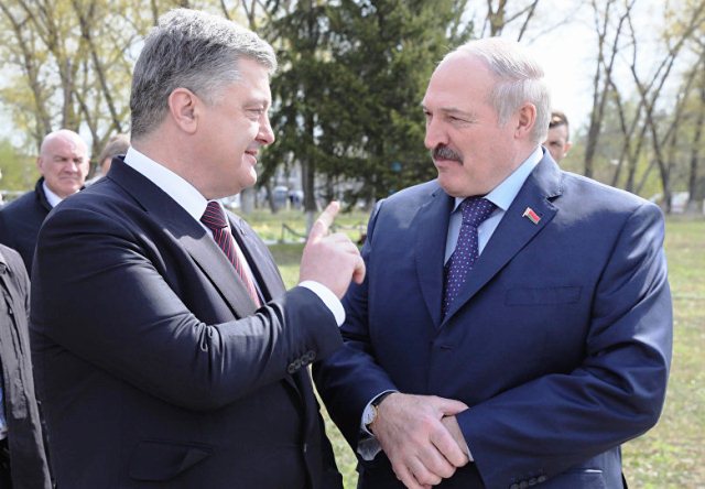 Порошенко пригласил Лукашенко приехать в Украину с визитом летом