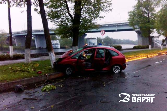 ДТП в Пинске: автомобиль врезался в дерево на набережной