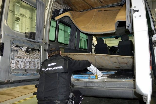 Белорус пытался провезти через границу более 18,5 тысяч пачек сигарет