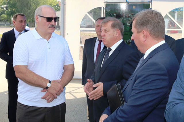 Лукашенко о зарплатах: средняя по стране может быть и 1500 рублей