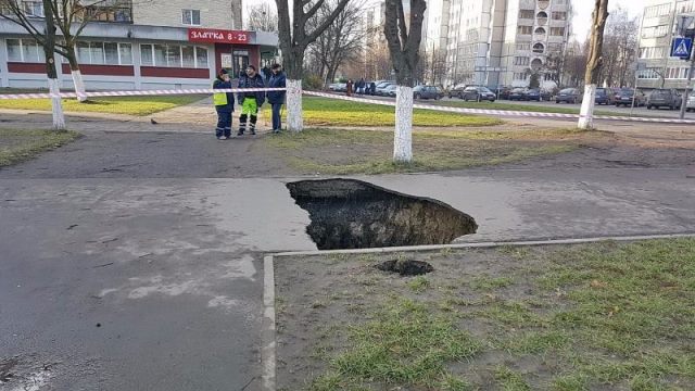 4-метровая яма на тротуаре по ул. Первомайской в Пинске