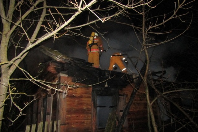 Пожар в нежилом доме в д. Бердуны Пинского района - фото.