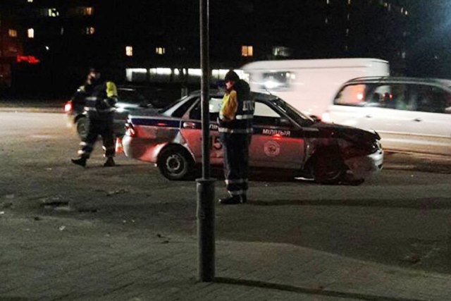 ДТП в Пинске: ехавший на красный автомобиль ГАИ столкнулся с Opel - фото