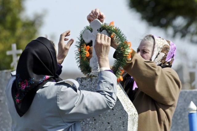 Православные белорусы отмечают Радуницу - День поминания усопших - фото
