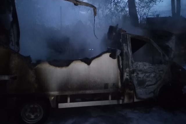 Сгоревший грузовик - фото