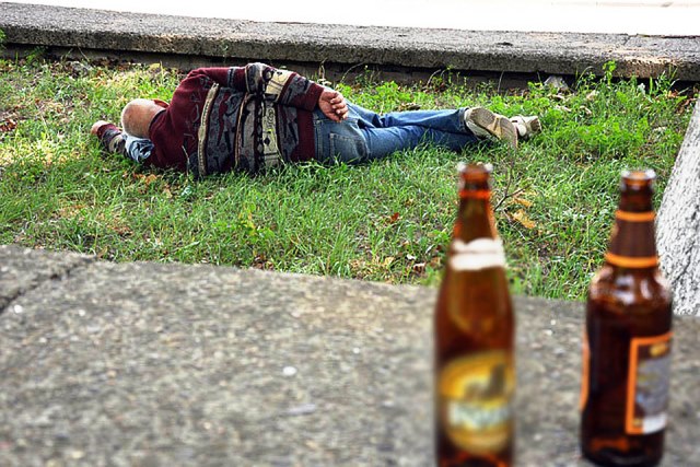 #ЦветНастроенияСиний: в Пинске мужчину избили за 2 бутылки пива и упаковку кальмаров - фото