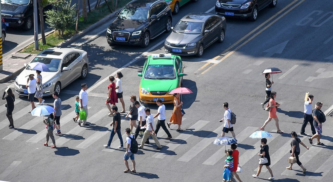 В Китае роботы борются с пешеходами-нарушителями ПДД - фото