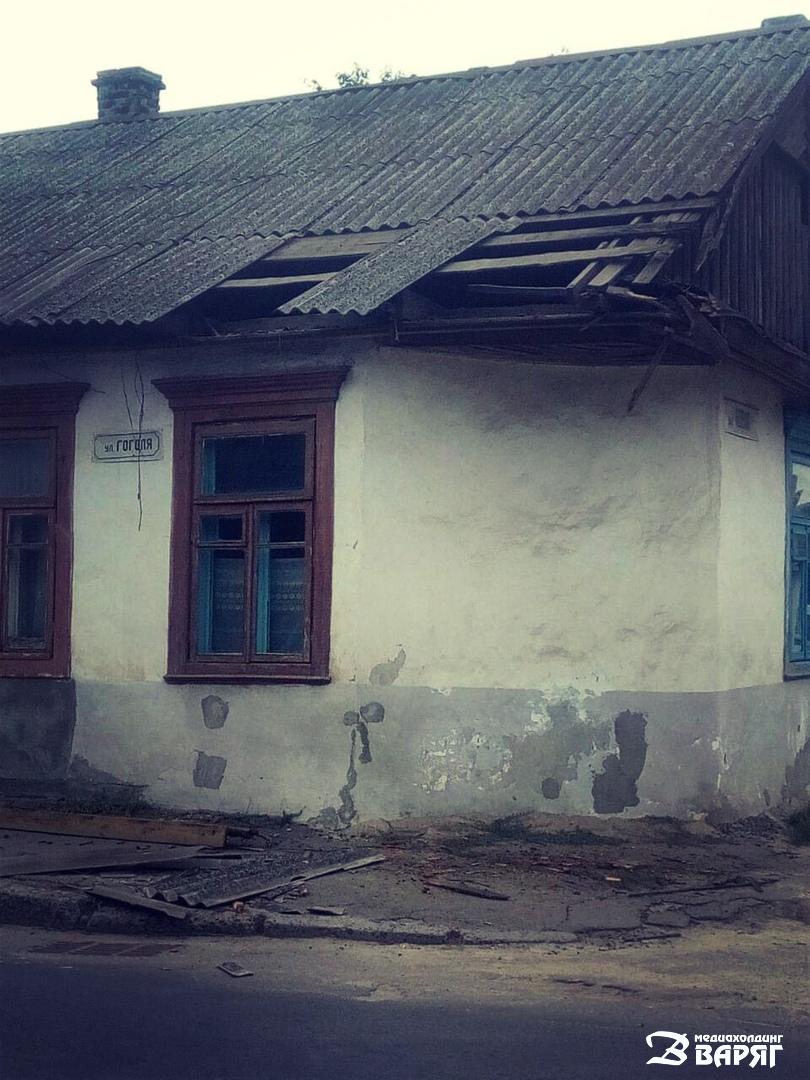 В Пинске фура снесла часть крыши частного дома - фото