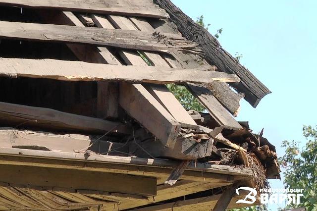 В Пинске фура снесла часть крыши частного дома - фото