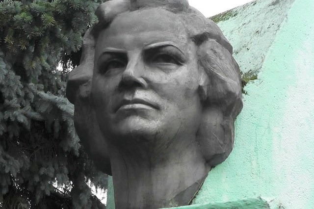 Памятник Вере Хоружей - фото