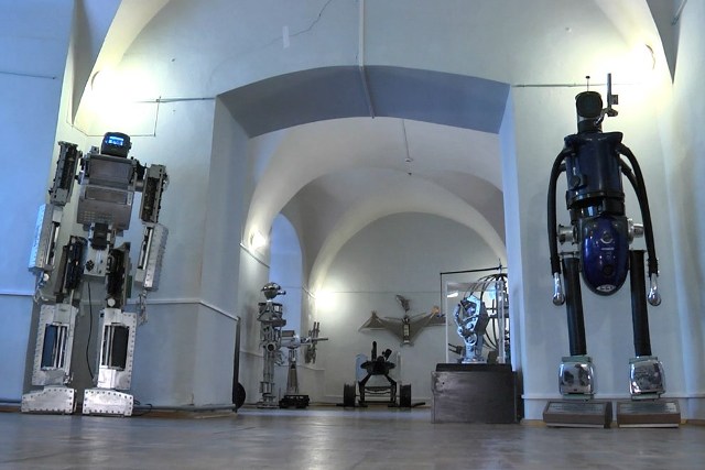 Выставка роботов - фото