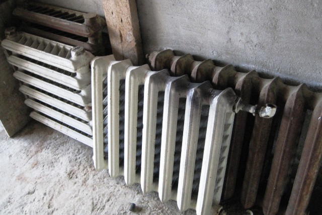 В Пинском районе у пенсионерки украли 6 чугунных радиаторов отопления - фото
