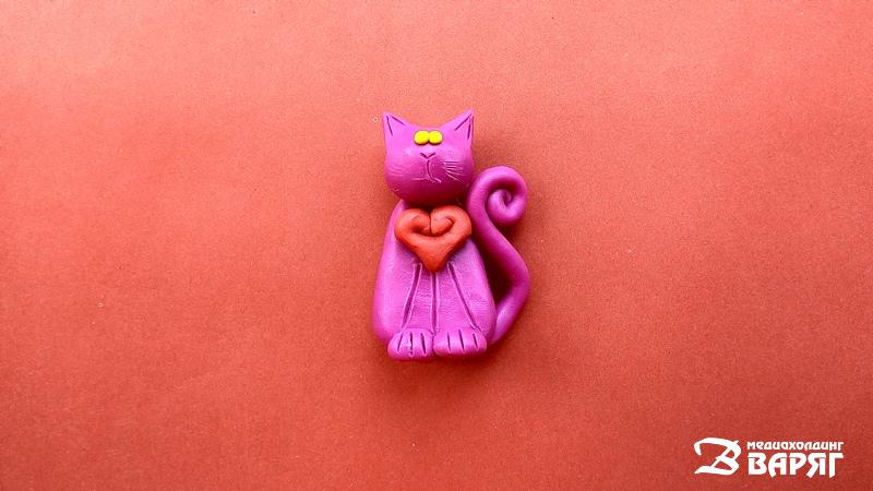 Идеи подарка на 14 февраля: котик-валентинка из пластилина - фото