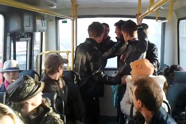 Пьяный пассажир угрожал водителю автобуса и милиционеру: последний применил оружие - фото