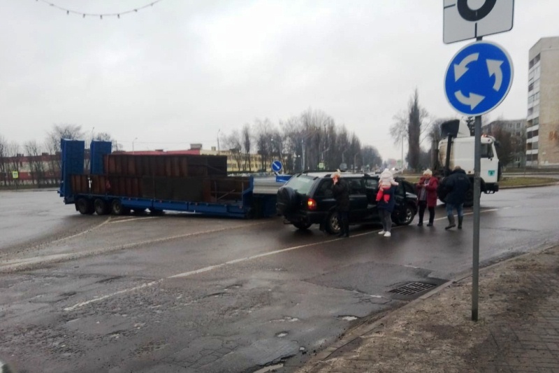 В Пинске у МАЗа на ходу оторвался полуприцеп и врезался в легковушку - фото