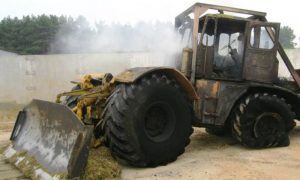 «Кировец» сгорел в ПИнском районе - фото
