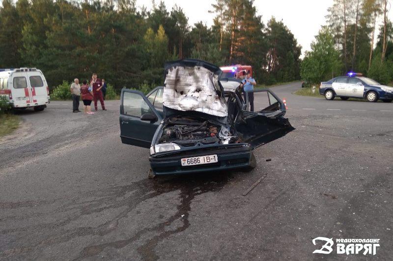 ДТП в Пинском районе: столкнулись легковушка и автобус - водителя Renault деблокировали спасатели - фото
